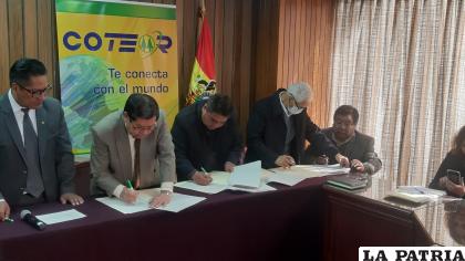 Momento de la firma de convenio /LA PATRIA 