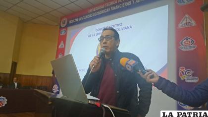 La exposición del representante del CEUB, Marcelo Mendoza /UTO
