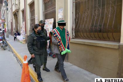 La autoridad saliendo de la audiencia con resguardo policial /LA PATRIA