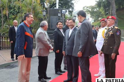 Los presidentes de Bolivia, Luis Arce, y de Venezuela, Nicolás Maduro, y parte de sus equipos / ABI
