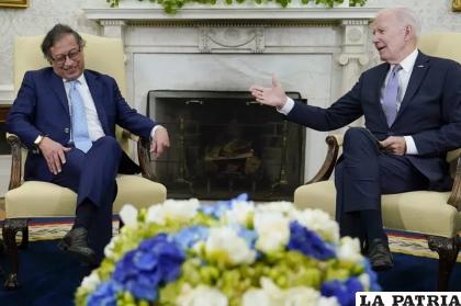 El presidente colombiano Gustavo Petro conversa con el presidente estadounidense Joe Biden 
/AP Foto/Susan Walsh