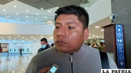 Senador por el MAS, Leonardo Loza, en contacto con medios de comunicación /LA PATRIA