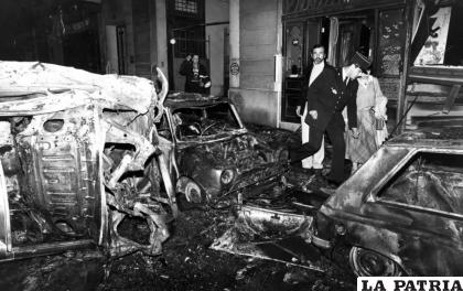 Vehículos destrozados y daños en el inmueble luego de un atentado el 3 de octubre de 1980 /AP