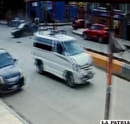 El vehículo protagonista por el medio de la calzada /Captura de video