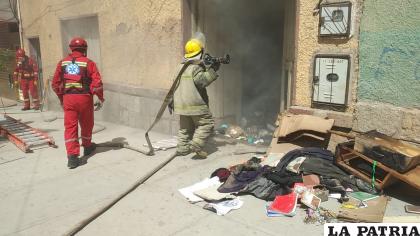 Bomberos sofoca el incendio en la habitación de una vivienda
 / LA PATRIA