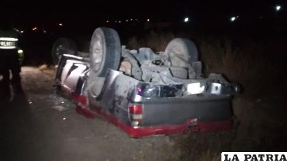 El vehículo quedó volcado, a un lado de la carretera / LA PATRIA
