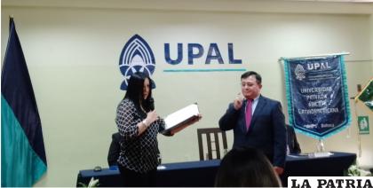 Diputada Mariel Loza entrega la distinción camaral para la UPAL/ Cortesía 
