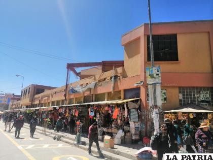 Mercado Bolívar estuvo en emergencia por vendedores ambulantes /LA PATRIA