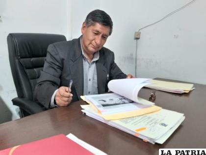 El asambleísta departamental, Román Brito, en revisión de informes de nuevos proyectos /LA PATRIA