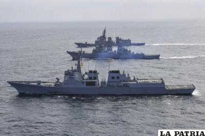 El destructor surcoreano Yulgok Yi I, abajo, el destructor estadounidense de misiles guiados USS Benfold y el destructor Atago de las Fuerzas japonesas de Autodefensa, al fondo, durante una misión conjunta 
/Ministerio surcoreano de Defensa via AP