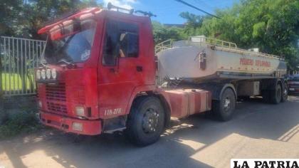 Camión cisterna que trasportaba el combustible de manera ilegal /Página Siete
