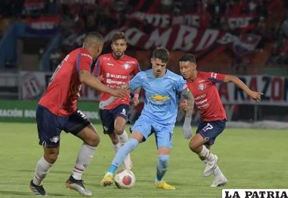 Los celeste pueden ser líderes momentáneos del torneo de lograr un triunfo / APG