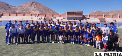 Los jugadores de EM Huanuni presentaron el trofeo de campeón a su fanaticada /90 minutos de fútbol