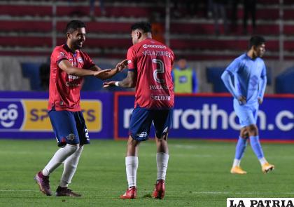 Adriel Fernández (izquierda) marcó dos goles para Wilstermann /APG