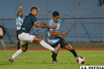 Pedro Taborga intenta burlar a su marcador /APG
