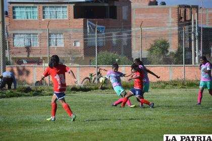 Independiente terminó goleando a Haat FC que no pudo aplicarse /LA PATRIA
