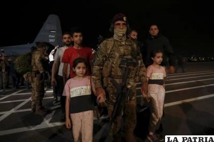 Jordanos evacuados de Sudán llegan a un aeropuerto militar en Amán /AP Foto/Raad Adayleh
