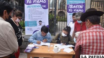 Un puesto de recolección de firmas en Cochabamba 
/Archivo Los Tiempos