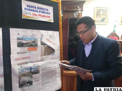 Panel de exposición de artículos en puja y los ya subastados 
/LA PATRIA
