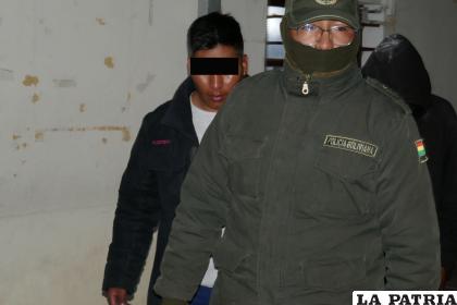 El implicado es custodiado por un funcionario policial /LA PATRIA

