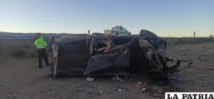 Las piezas metálicas superiores del vehículo quedaron destrozadas / Tránsito
