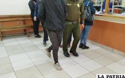 El implicado saliendo de la audiencia cautelar /DIO