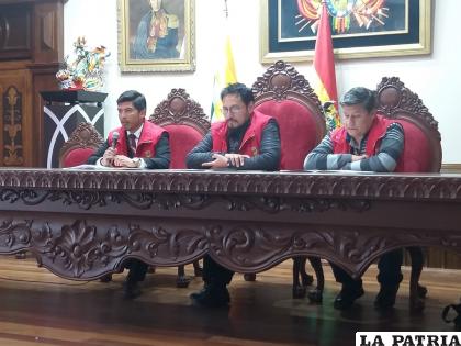 Conferencia de prensa en ambientes del salón Ildefonso Murguía /LA PATRIA