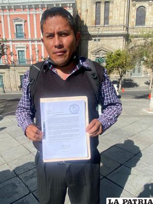 El dirigente Villca muestra la documentación presentada a la Asamblea Legislativa Departamental de La Paz 
/LA PATRIA