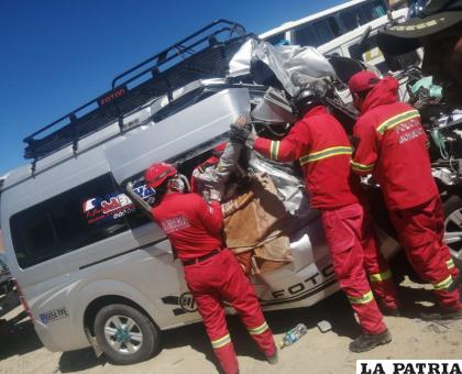 Personal de Bomberos rescata los cadáveres atrapados en el minibús /LA PATRIA
