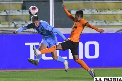 Villamil intenta vencer la marca de su adversario /APG