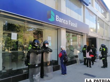 Banco Fassil fue custodiado por la Policía /LA PATRIA
