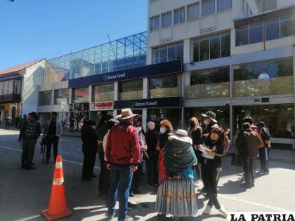 Usuarios preocupados por no poder retirar sus ahorros /LA PATRIA
