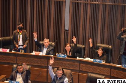 Cámara de senadores aprobó los créditos de la carretera F-31 y la doble vía Oruro Challapata / Senado