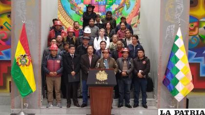 El presidente Luis Arce junto a los dirigentes de la COB en conferencia de prensa. /Gonzalo Jallasi