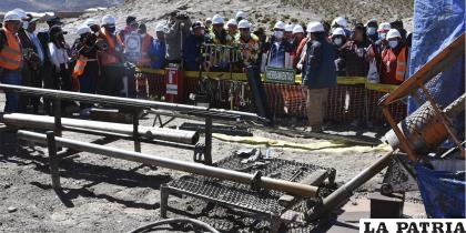 Personeros del Gobierno y representantes de la empresa, durante una inspección al proyecto /Ministerio Minería 
