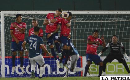 Wilstermann se hizo dueño del partido en el estadio IV Centenario /APG
