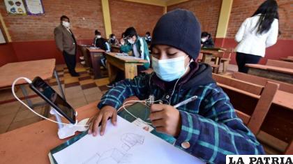 Escolares pasando clases en un colegio /ERBOL