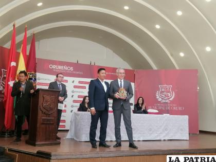 Embajador de Turquía recibe presente de alcalde /LA PATRIA
