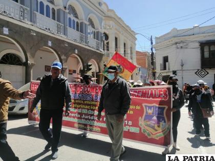 Comerciantes minoristas salieron en marcha /LA PATRIA
