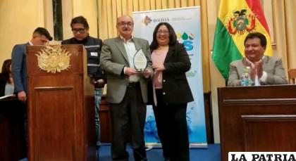 El gerente de SeLA Oruro, Walter Veizaga recibió la estatuilla /SeLA 