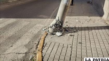 El poste dañado desde su base /LA PATRIA
