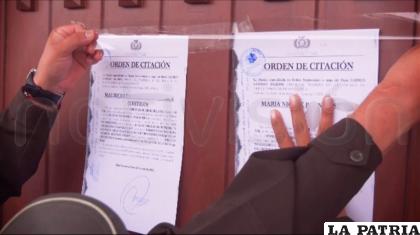 La Policía pegó las notificaciones en la puerta del domicilio de María Nicole B.S.A y Mauricio Daniel A.A. /Red Uno