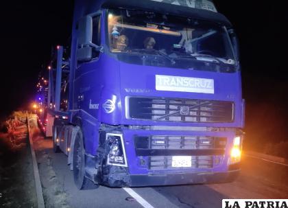 El chofer del tractocamión colisionó frontalmente contra el ciclista / LA PATRIA