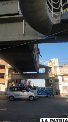 El sujeto colgaba de la pasarela al momento de la intervención policial /LA PATRIA
