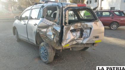 El coche fue colisionado por alcance por la vagoneta guinda /LA PATRIA
