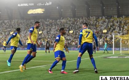 Cristiano Ronaldo celebra con sus compañeros la victoria del Al Nassr /caracoltv.com