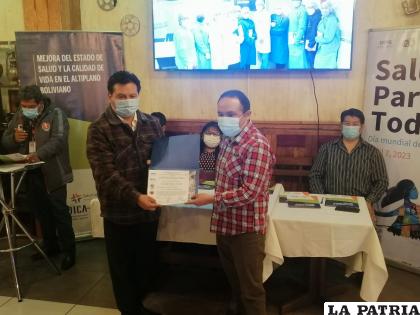 Entrega de reconocimientos a organizadores y facilitadores del centro de desarrollo de competencias /LA PATRIA
