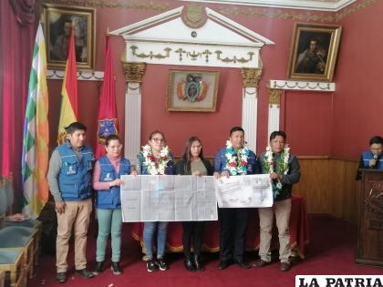 Entregan documentos técnicos urbanos a la Junta Vecinal ??Azamara? /LA PATRIA