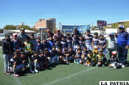 Morales Moralitos celebró por doble partida ya que fue campeón en la Sub 7 y Sub 9 /LA PATRIA