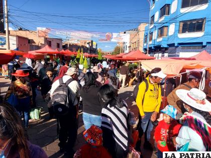 Feria Oruro Moderno cuenta con la afluencia de visitantes que generan movimiento económico /LA PATRIA